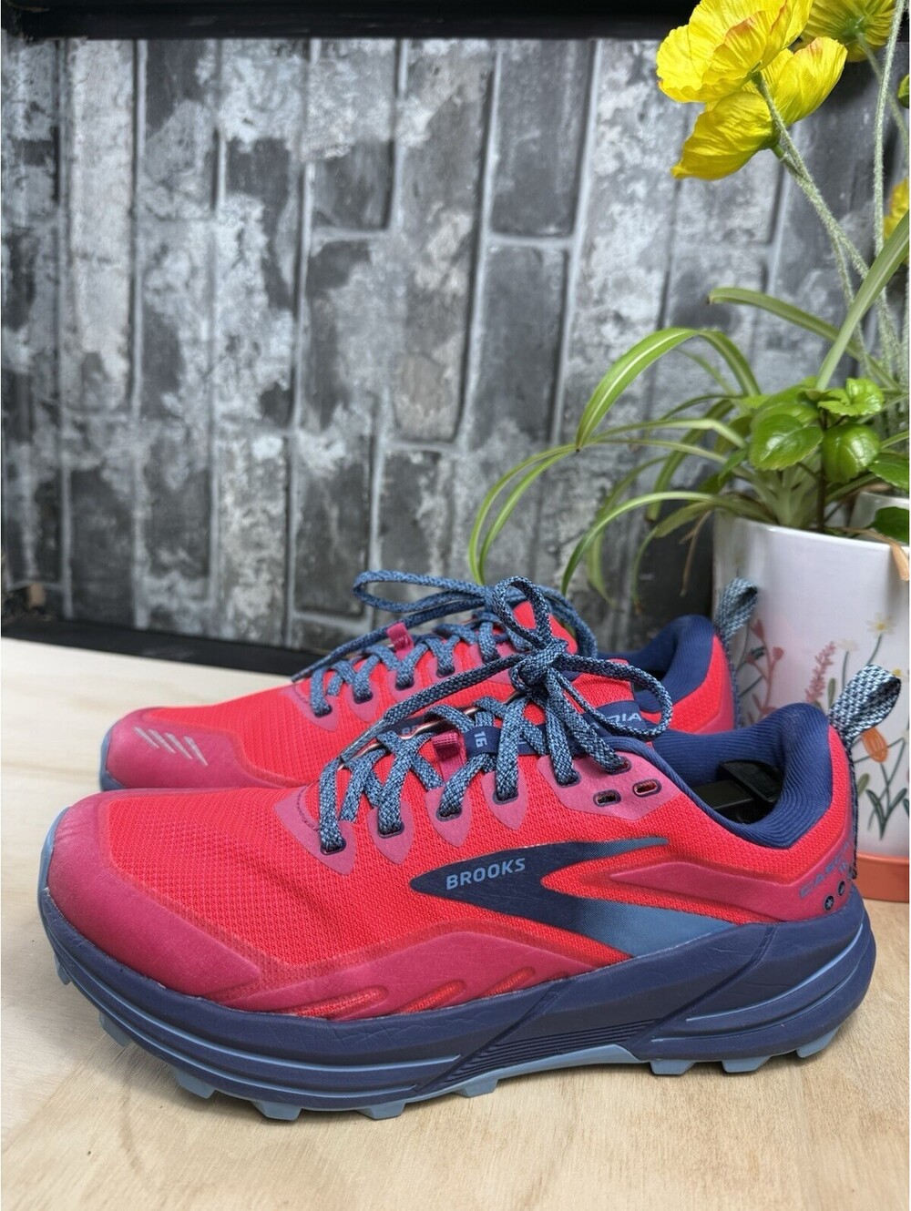 Brooks Cascadia 16 Women’s Pink/Cobalt Low Top Lace-Up Logo Mesh 8.5 EU40